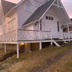 Nydelig Pa Vakre Nesland I Lofoten Kvalvik (Nordland)