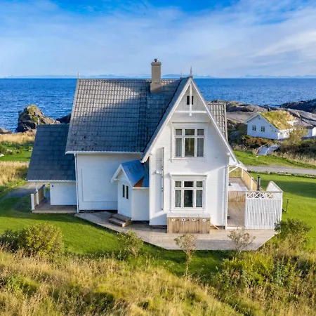 Nesland I Lofoten, Romslig Med Havutsikt, Badstue Og Badestamp *