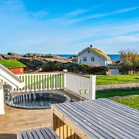 Nesland I Lofoten, Romslig Med Havutsikt, Badstue Og Badestamp Ramberg